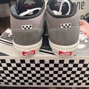 NWT!!  Grey Vans half-cab (with pop-cush insole) w:8 m:6.5